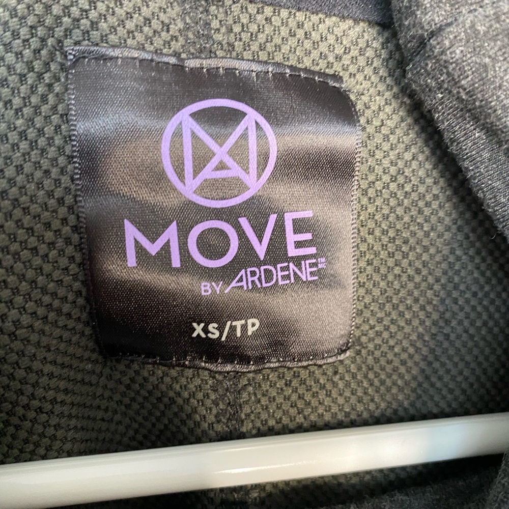 Workout top - Picture 3 of 5